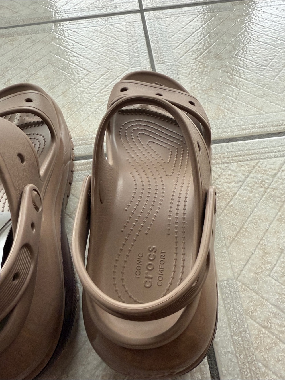 CROCS Woman’s beige size 10 W Sandel - Picture 11 of 12